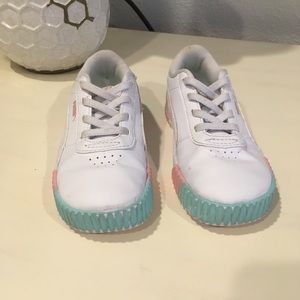 Pumas tennis shoes